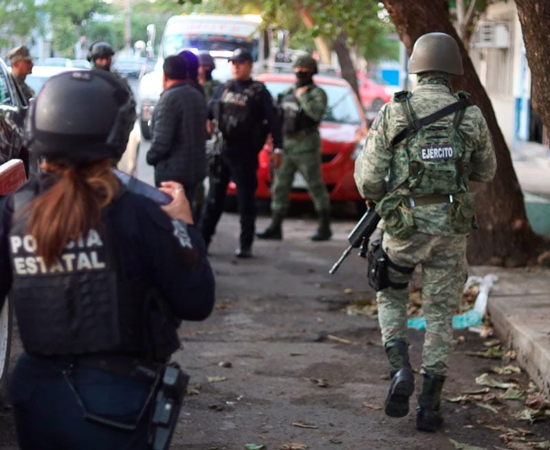 ¡IMPIDEN A POLICÍAS DETENER A MUJER Y LA DEJAN ESCAPAR!