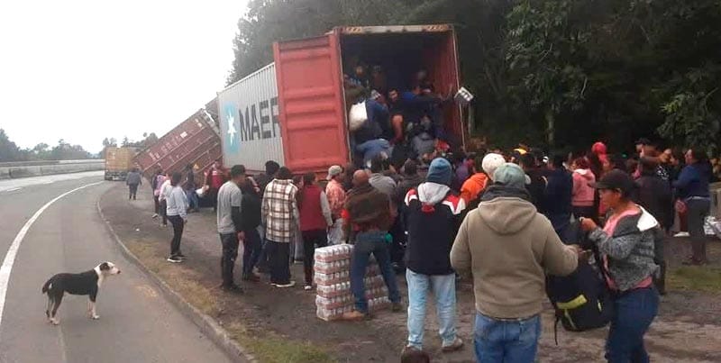 ¡RAPIÑEROS ROBAN CARGAMENTO DE CERVEZAS EN LATA! - Y EN BOLA...