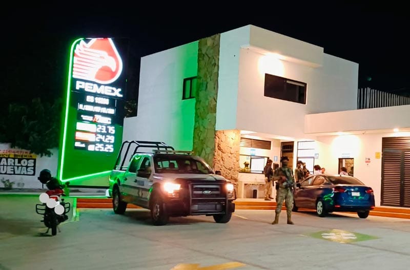 ¡DOS ENCAPUCHADOS ATRACAN A DESPACHADORES DE GASOLINERA!