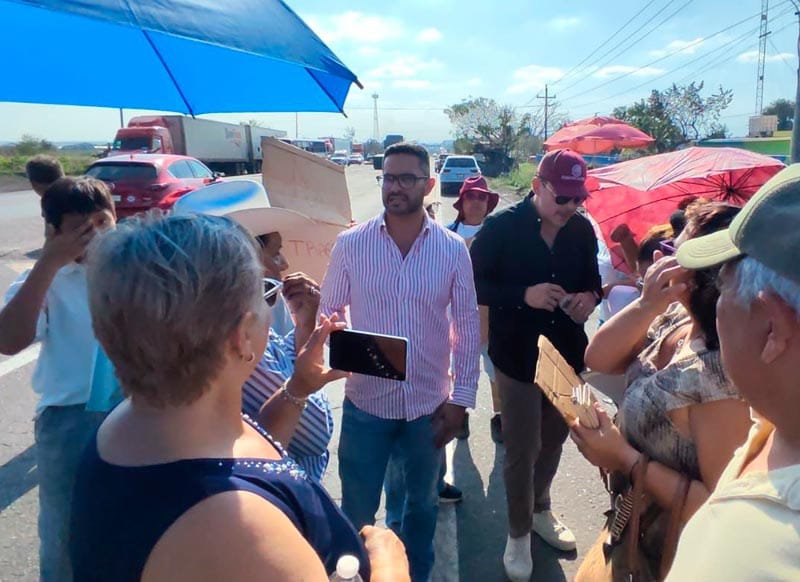 ¡“EL CAMIÓN NO SE VA”! - *TOMAN LA CARRETERA Y RETIENEN LA UNIDAD