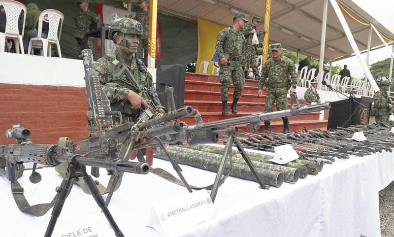 ¡ENTREGAN LAS ARMAS 63 GUERRILLEROS DE LAS FARC!