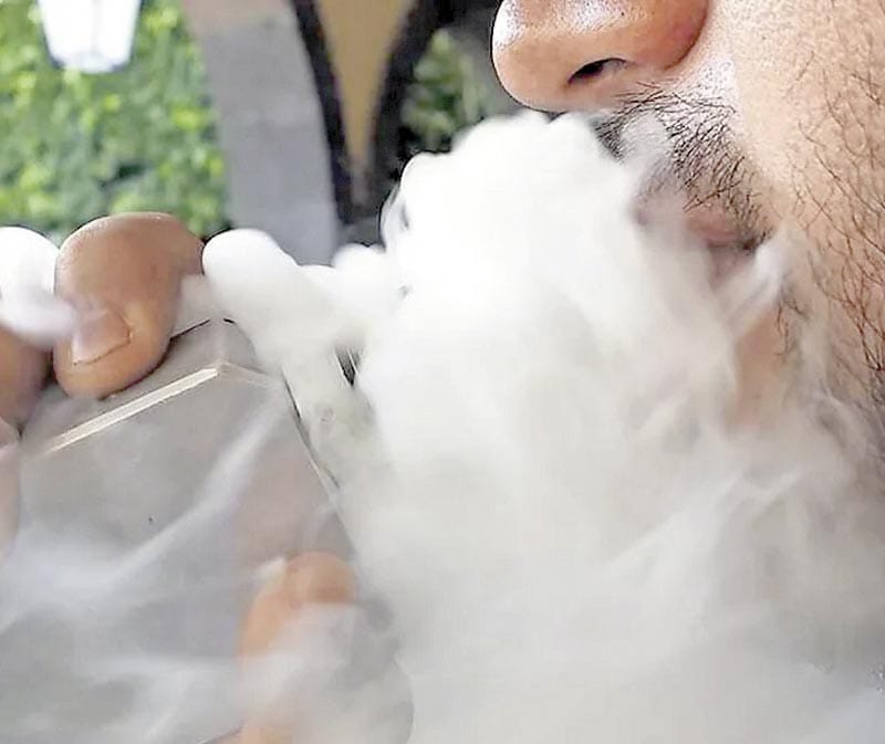 ¡SUELTA ESE VAPEADOR, OFICIALMENTE ES ILEGAL!