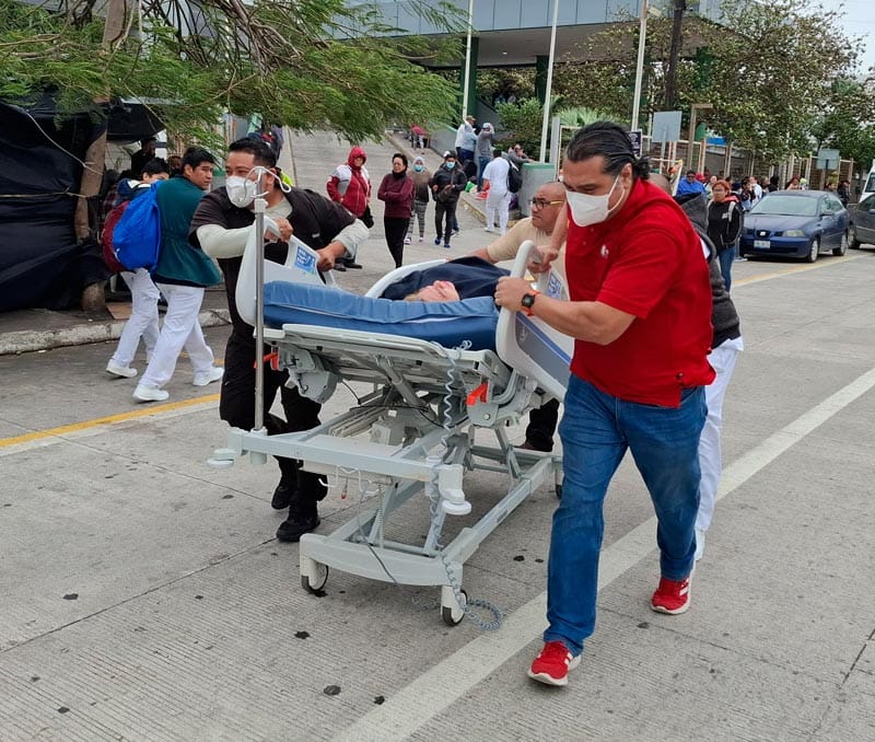 ¡CAMIONETA ATROPELLÓ A JEFA DE ENFERMERAS DEL HOSPITAL REGIONAL!