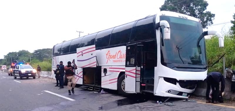 ¡CHOCÓ AUTOBÚS DE TURISMO CONTRA BARDA DE CONCRETO!