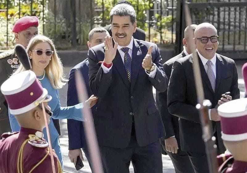 ¡MADURO ANUNCIA NUEVA CONSTITUCIÓN Y LA OPOSICIÓN LO ACUSA DE USURPADOR!