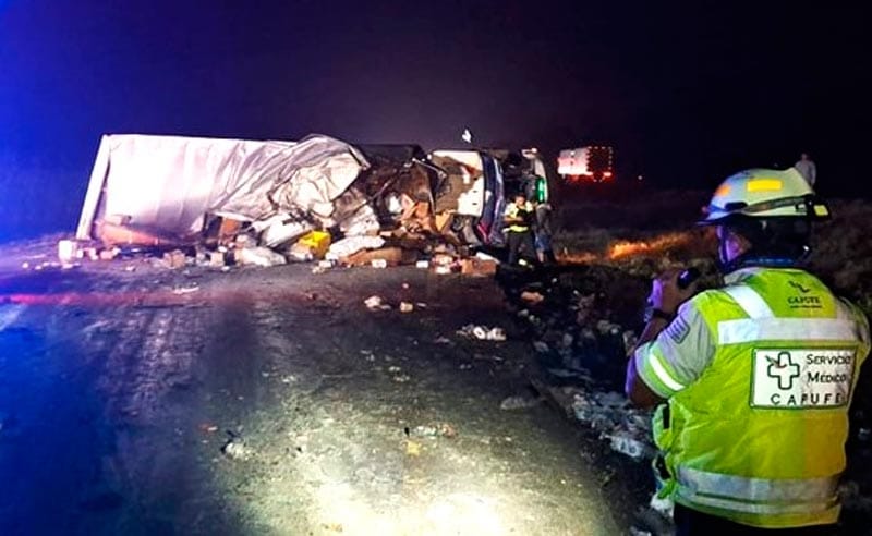 ¡RAPIÑEROS ROBAN CARGAMENTO DE VERDURAS DE TORTON VOLCADO! - EL CHOFER SE QUEDÓ DORMIDO EN LA AUTOPISTA CÓRDOBA - VERACRUZ