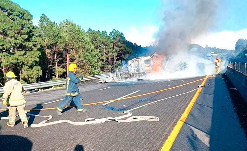 ¡TRÁILER DEVORADO POR INCENDIO!