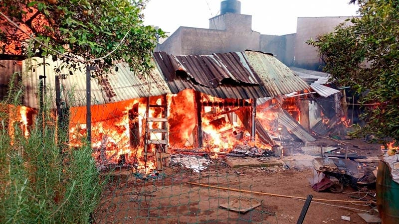 ¡FAMILIA PIERDE SU CASA ARRASADA POR EL FUEGO!