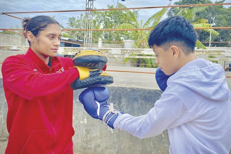 ¡CAMPEONA MUNDIAL COMPARTE EXPERIENCIA A NIÑOS BOXEADORES!