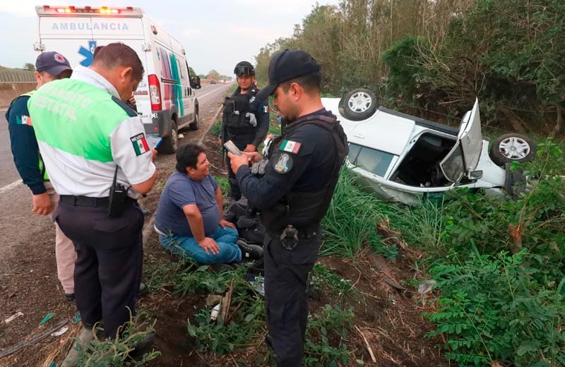 ¡DA VOLANTAZO Y ACABA CON EL CAMIONETÓN VOLTEADO!