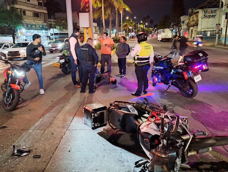 ¡TAXISTA HUYE DESPUÉS DE IMPACTAR A MOTOCICLISTA!