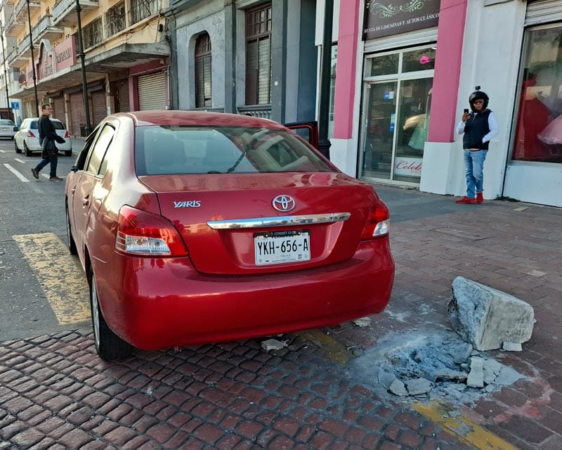 ¡SE VOLTEA AUTO POR UN BOLARDAZO!