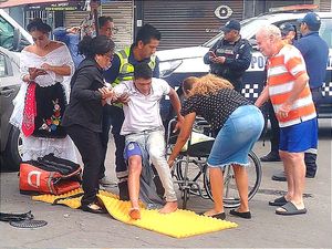 ¡CONDUCTORA MANDA A “VOLAR” A MOTORIZADO!