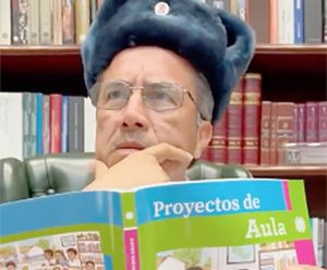 CUI ARMA VIDEO Y SE BURLA DE LOS QUE CRITICAN LOS LIBROS