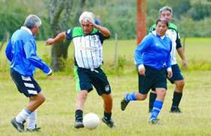 GANAN LIDERES EN EL FUTBOL DIAMANTE