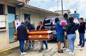 ¡SEPULTAN A COMERCIANTE ASESINADA POR SU HIJO!