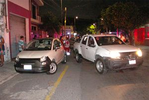 ¡Se duerme al volante y choca con auto!