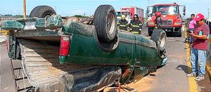 ¡CAMIONETA VUELCA EN EL PUENTE DE LAS AMAPOLAS! -Salió Volando el de la Batea