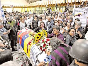 MULTITUD DESPIDE A FERNANDO VILLAVICENCIO