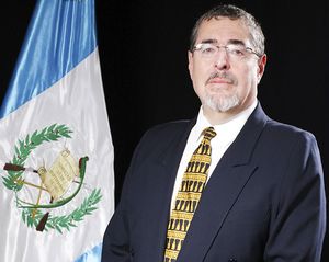 ¡Candidato presidencial de Guatemala jala a activista LGBTI de Veracruz!