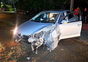 ¡DESBARATA AUTO DESPUÉS DE CHOCAR CON POSTE DE CONCRETO!