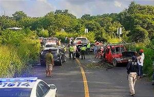 ¡SIETE HERIDOS DEJA ENCONTRONAZO EN ALTO LUCERO!- CHOCAN DE FRENTE AUTO CONTRA CAMIONETA