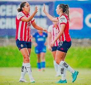 ¡CHIVAS GOLEA 5-1 A CRUZ AZUL Y DE VISITA!