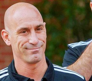 ¡LUIS RUBIALES RENUNCIARÁ A LA RFEF TRAS POLÉMICA DEL BESO!