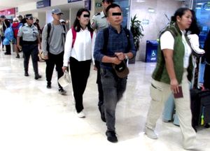 ¡Aseguran familia de chinos en el aeropuerto!