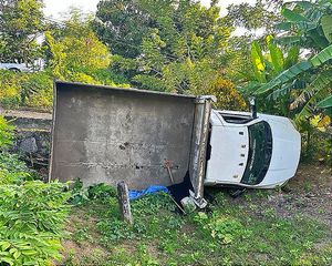 ¡CAMIONETA SE QUEDA SIN FRENO Y CAE AL BARRANCO!