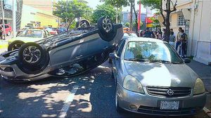 ¡Dos Conductoras Chocan, Coche Vs Camioneta... LA CAMIONETA QUEDÓ CON LAS LLANTAS PARA ARRIBA! -Frente a la Unimex