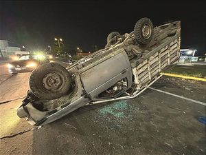 ¡CHOCA CON GUARNICIÓN Y CAMIONETA SE VOLTEA! -En la Valente Díaz