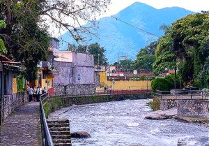 ¡ARRASTRADA POR LA CORRIENTE EN RÍO DE ORIZABA! -La Rescataron Antes deLlegar a la Cascada