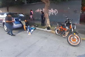 ¡CAMIONETÓN EMBISTE A MOTO-REPARTIDORA! -La Conductora se dio a la Fuga