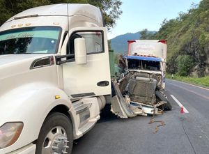 ¡CHOCAN POR ALCANCE DOS TRÁILERES EN LAS CUMBRES DE MALTRATA!