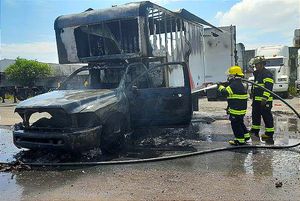 ¡INTENTAN ARRANCAR  CAMIONETA Y TERMINA ACHICHARRRADA!