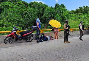 ¡“JINETE DE ACERO” CAE DE LA MOTO POR BACHE! -Circulaba por el Puente de Rio Medio