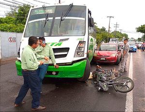 ¡POR METERSE A LA FUERZA! -SAETA LE PEGA A LA MOTO Y AL COCHE!