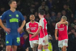 ¡ARSENAL REGRESA A LA CHAMPIONS! -Y golea al PSV del "Chuky"