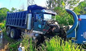 ¡CARRETERAZO: 3 MUERTOS! Después del brutal impacto la Camioneta de Transporte Rural Salió Volando para Terminar Volcada en la Carretera Las Choapas-Cerro de Nanchital