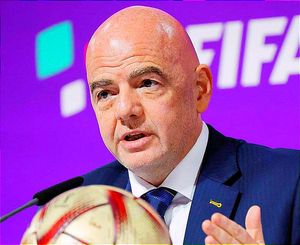 ¡DEPLORA GIANNI INFANTINO BESO DE RUBIALES A HERMOSO!