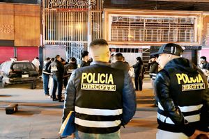 ¡EXPLOSIÓN DE GRANADA EN ENTRADA DE DISCOTECA!