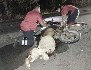 ¡JOVEN MOTOCICLISTA CHOCA CON TRACTOR Y PIERDE LA VIDA!