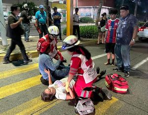 ¡PAREJA EN MOTO CASI SE MATA POR PELIGROSO BACHE!