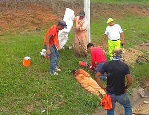 ¡TRABAJADOR DE PEMEX EMBISTE A DOS OBREROS!