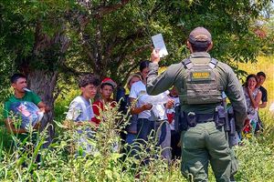 ES UNA AVALANCHA! -Se disparan cruces de migrantes a EU tras breve disminución