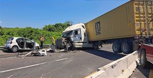 ¡TRACTO CAMIÓN CON REMOLQUE, TIPO PLANA CON UN CONTENEDOR EMBISTE UN CARRO COMPACTO, TIPO MARCH! -CONSTANTES ACCIDENTES EN LA SALIDA NORTE DE LA CIUDAD