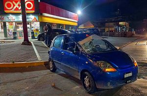 ¡CAFRE EMBISTE A UNA FAMILIA EN LA ENTRADA AL SEMINARIO! -En el auto volcado viajaban dos mujeres y dos niñas