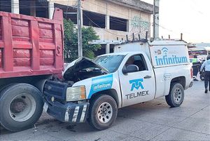 ¡SE QUEDA SIN FRENOS Y SE IMPACTAN CON CAMIÓN DE VOLTEO! -Dos Trabajadores de Telmex