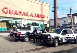 ¡EMPISTOLADOS ATRACAN FARMACIA GUADALAJARA EN PLAZA LAGUNA!